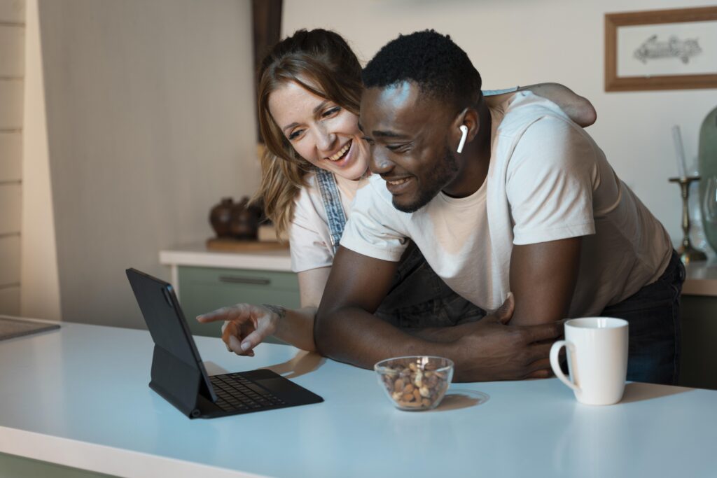 couple regarde notre meilleur iptv sur une tablette