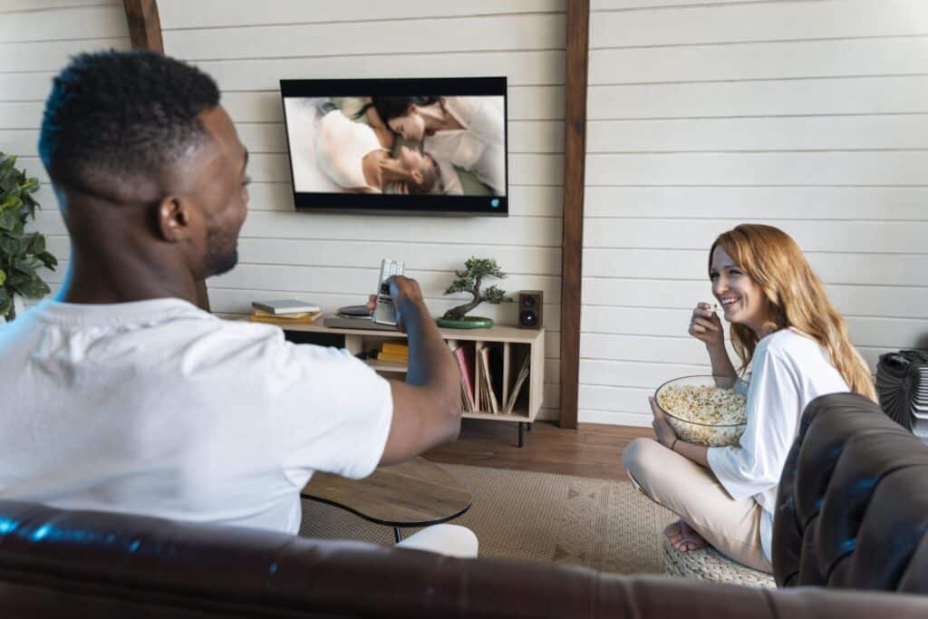 couple regarde notre meilleur iptv